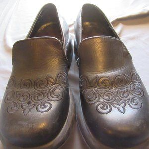 Womens Dansko Embroidered Clogs Sz 38 / 7.5-8 US